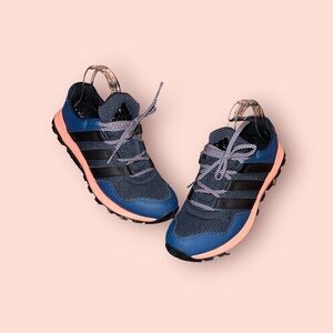 Adidas women’s sneaker size 8.5 blue, black and orange😍